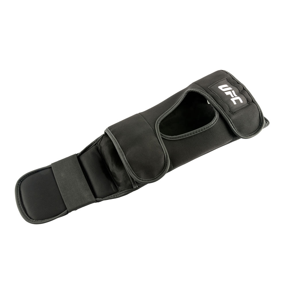 UFC PRO Tonal Grappling Shin Guard Schwarz Gr. M