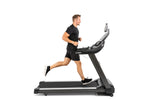 Das Video zeigt die Funktionen und Ausstattung des Laufbandes Spirit Fitness XT685.