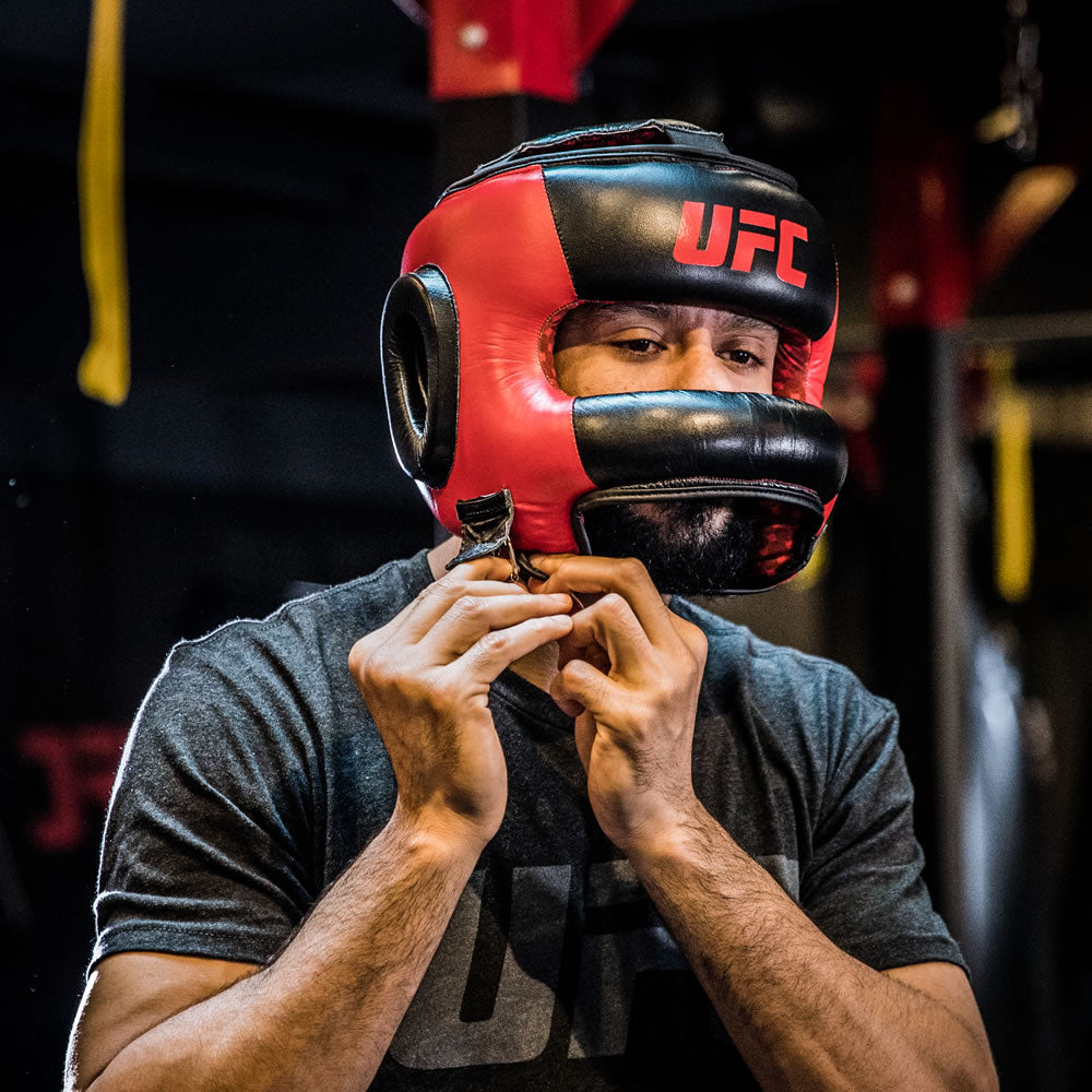 UFC Kopfschutz Pro Full Face Gr. S günstig kaufen im CARDIOfitness Shop –  CARDIOFITNESS